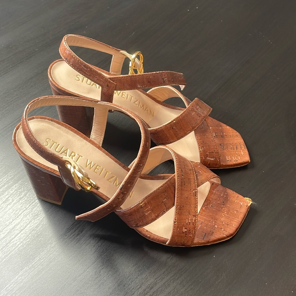 Beautiful and comfortable sandals. Lightly worn